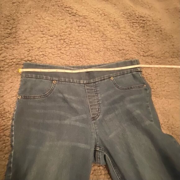 Chico’s Platinum Denim Elastic Waist Capris Sz 6 - Picture 3 of 9